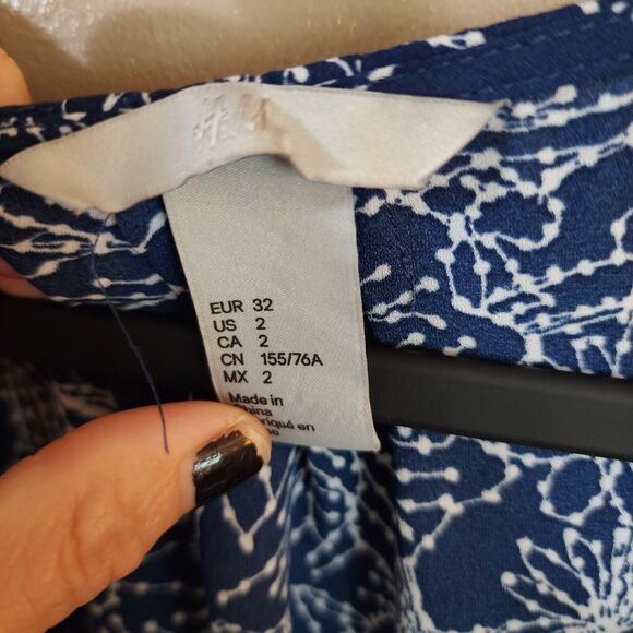 H&M Womens Pullover Blouse Size 2 Blue Chiffon Flutter Sleeve V-Neck Tunic Top - Picture 8 of 9